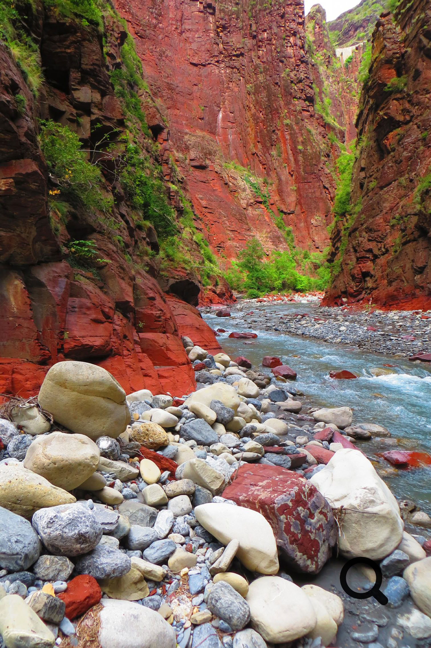 Elles sont parfois surnommées le « Colorado niçois » en raison de leurs immenses falaises de pélite rouge. Ces roches remontent à l'ére primaire et doivent leur coloration à l'oxydation du fer.