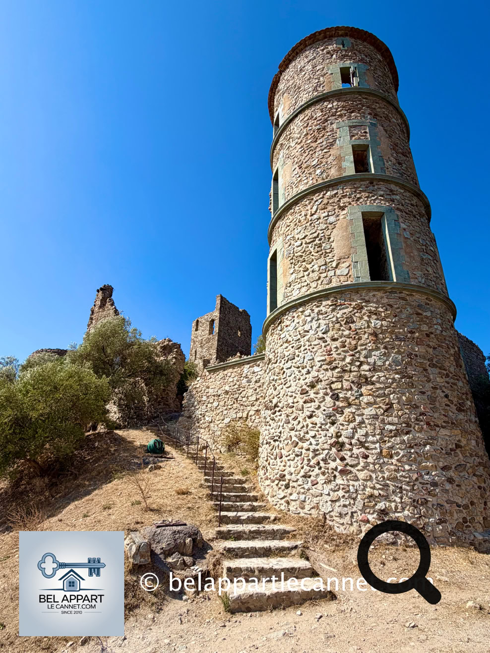 Tout en haut du village se trouvent les imposantes ruines du Château de Grimaud. C'est véritablement le point culminant de la visite.