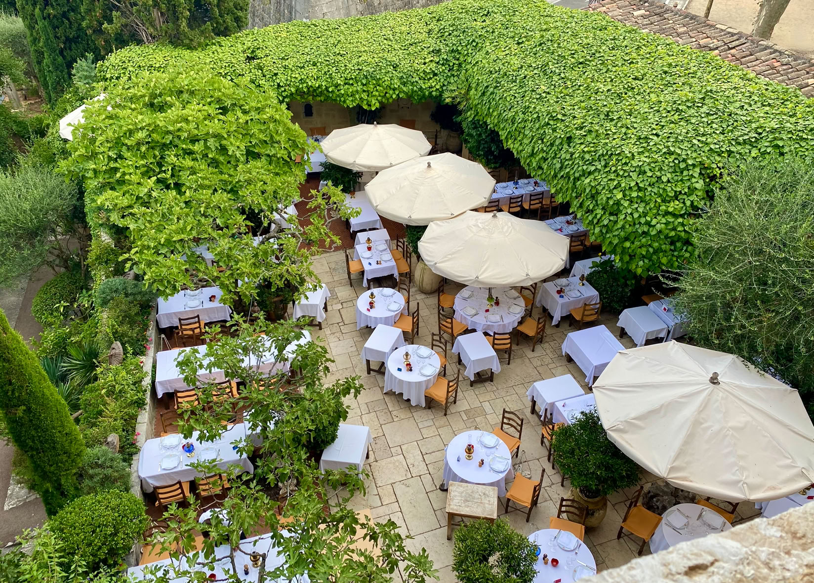 Située à l’entrée de Saint‑Paul‑de‑Vence, Il n’est pas seulement un hôtel‑restaurant : c’est une institution mythique où l’art et la gastronomie vivante façonnent une expérience unique.  Depuis 1920, la famille Roux accueille artistes et voyageurs dans un lieu empreint d’histoire, où des œuvres signées Picasso, Matisse, Calder ou Léger ornent les murs et la cour, souvent offertes en échange d’un repas ou d’une nuit.
