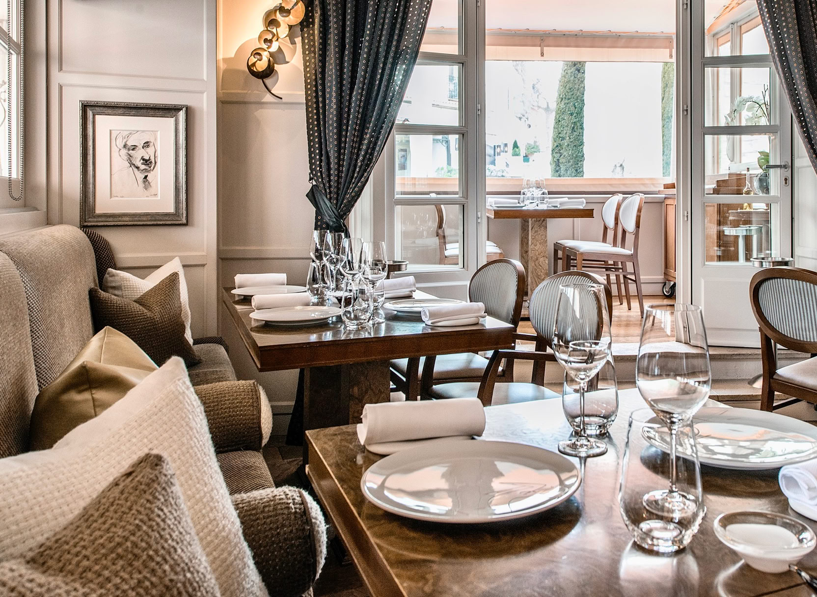 Ce restaurant gastronomique allie terroir, créativité, et élégance dans un cadre chaleureux.  Cuisine créative & saisonnière signée par le chef Denis Fétisson, qui décline chaque mois un produit à l'honneur comme la truffe, l'asperge ou la Saint-Jacques…  Parfait pour un repas raffiné, avec une cuisine saisonnière généreuse, un accueil personnalisé, et un excellent rapport qualité-prix. 