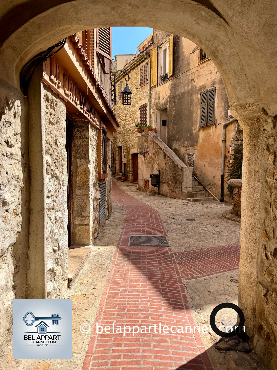 À une trentaine de kilomètres de Nice et à seulement quelques kilomètres de Monaco, La Turbie est l'un des villages les plus intéressants à découvrir sur les hauteurs de la Côte d'Azur. Perché à environ 450 mètres d'altitude, il occupe une position spectaculaire, dominant la Principauté de Monaco et une grande partie du littoral méditerranéen.