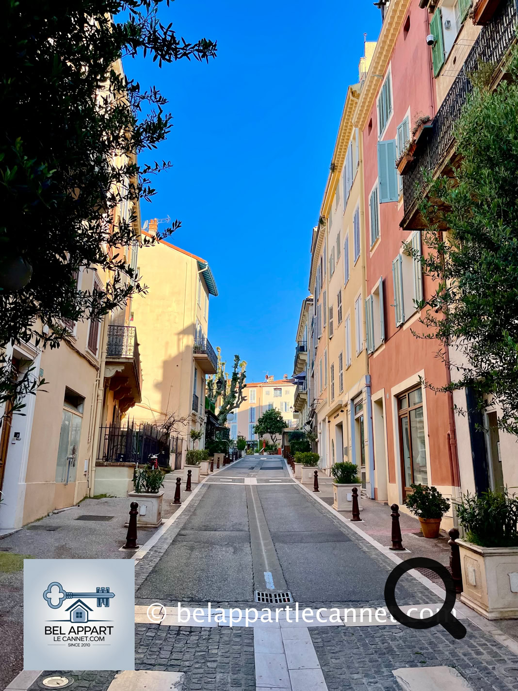 Nestled in the heart of the historic center of Le Cannet,  Saint-Sauveur Street invites you to take a charming walk through  time. Lined with pastel-colored facades, art galleries, and  restaurants, this picturesque street embodies the authentic  Provencal soul of the town. From the cobbled alleys of  Saint-Sauveur Street to the viewpoints of the nearby hills,  Le Cannet reveals magnificent panoramas over the Bay of Cannes,  the Lérins Islands, and the Esterel Massif.