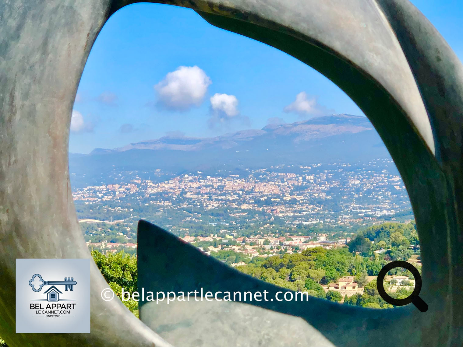 Ce bijou perché au sommet d'une colline offre des vues panoramiques à couper le souffle sur la baie de Cannes, les îles de Lérins, la ville de Grasse et les montagnes environnantes. L’atmosphère y est à la fois tranquille et vibrante, idéale pour une promenade romantique ou une immersion dans la culture locale.