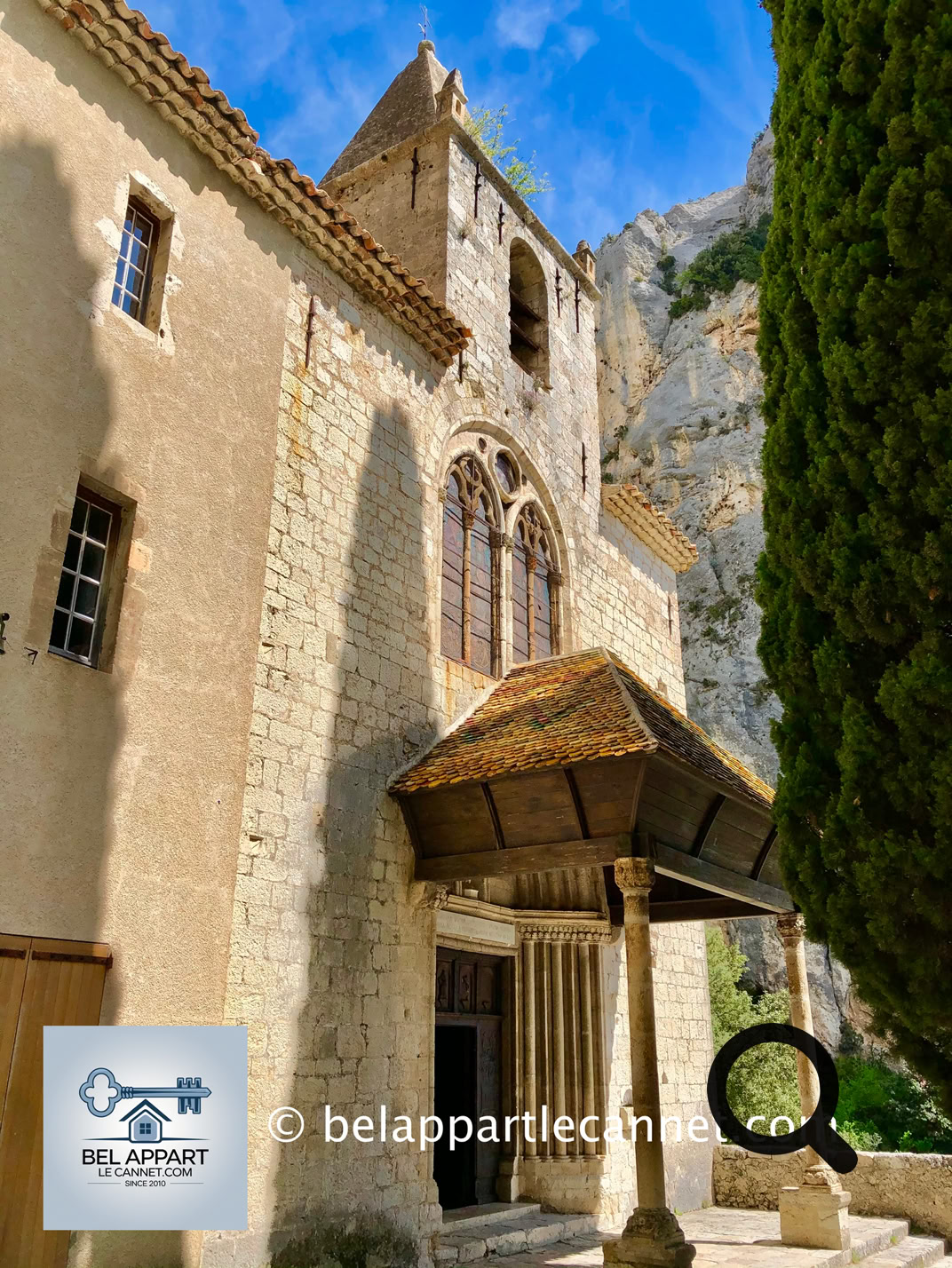 Perchée à 830 m d’altitude, la chapelle Notre‑Dame‑de‑Beauvoir surplombe majestueusement le village, coincée entre deux falaises, offrant une vue spectaculaire depuis le sommet du chemin de croix chapelles. 
