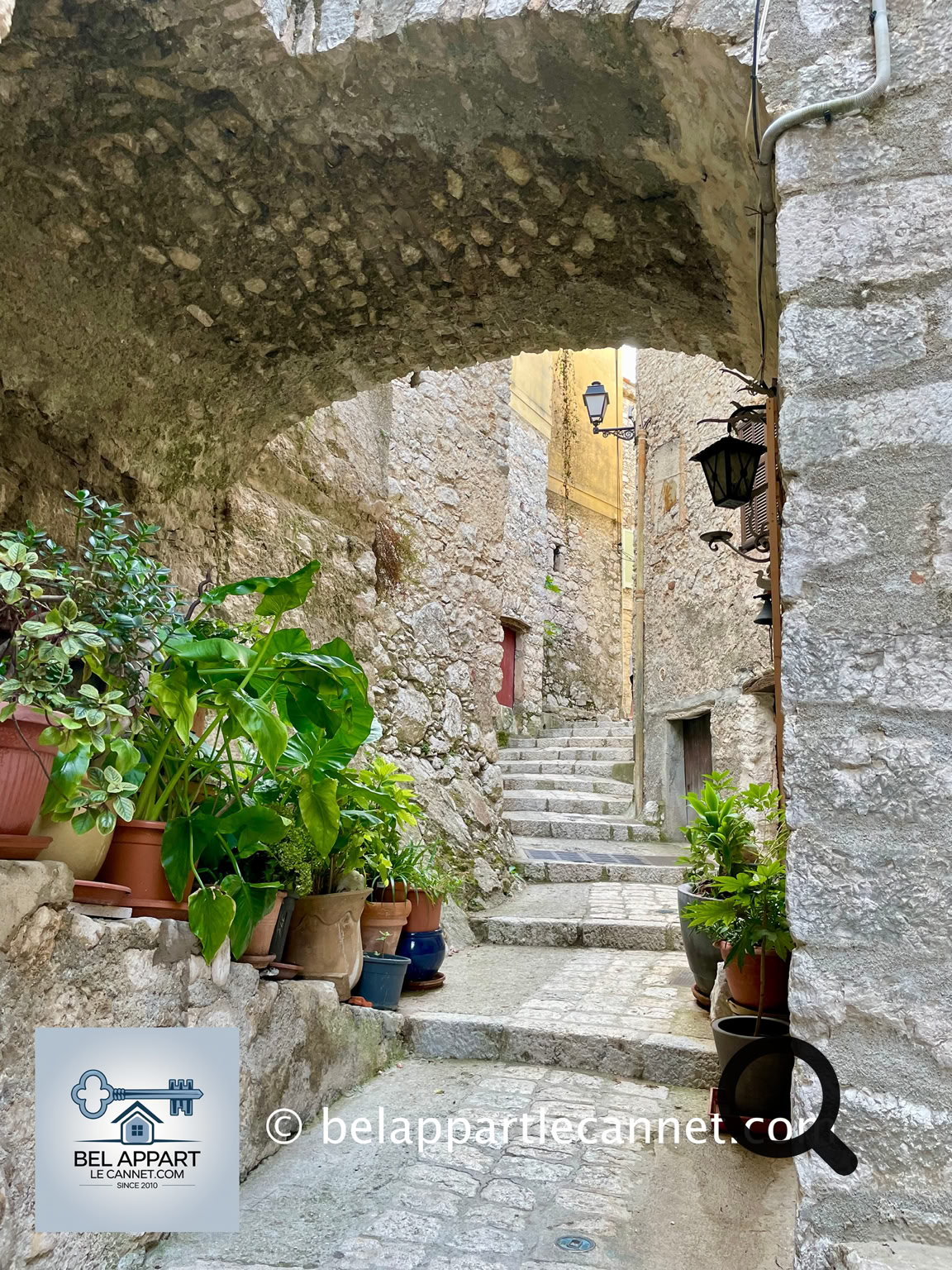 The heart of the village is a labyrinth of arched passageways, steep staircases, shaded little squares, and tightly packed stone houses clinging to the rock. Its architecture is typically medieval, with terracotta-tiled roofs and facades often adorned with climbing plants.