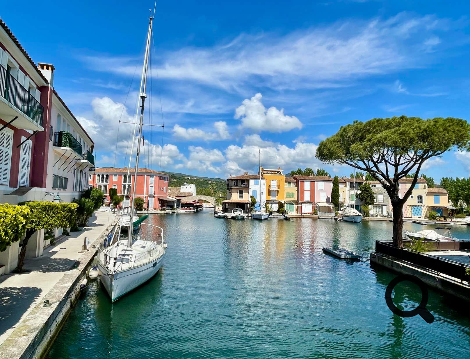 Port Grimaud, known as the Provençal Venice, is a unique destination nestled in the heart of the Gulf of Saint-Tropez. This lakeside village, designed by architect François Spoerry in the 1960s, captivates visitors with its traditional architecture and network of canals lined with colorful houses adorned with pastel shutters.