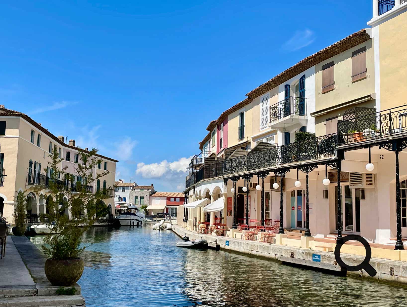 Port Grimaud, known as the Provençal Venice, is a unique destination nestled in the heart of the Gulf of Saint-Tropez. This lakeside village, designed by architect François Spoerry in the 1960s, captivates visitors with its traditional architecture and network of canals lined with colorful houses adorned with pastel shutters.