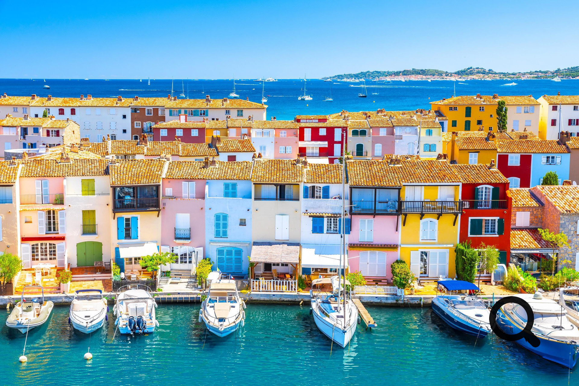 Port Grimaud est une réalisation contemporaine du XXe siècle organisée autour de canaux, de quais et de maisons colorées. La cité lacustre bénéficie aujourd'hui du label « Architecture contemporaine remarquable ».