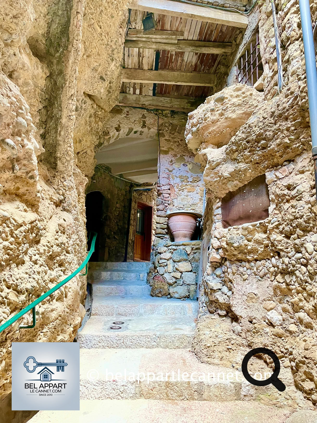 En vous promenant dans ses ruelles étroites et escarpées, vous plongerez dans une atmosphère hors du temps, entre passages voûtés, escaliers de pierre et maisons anciennes aux façades colorées. Chaque détour révèle un nouveau point de vue, souvent spectaculaire, sur la mer et la baie de Monaco. 