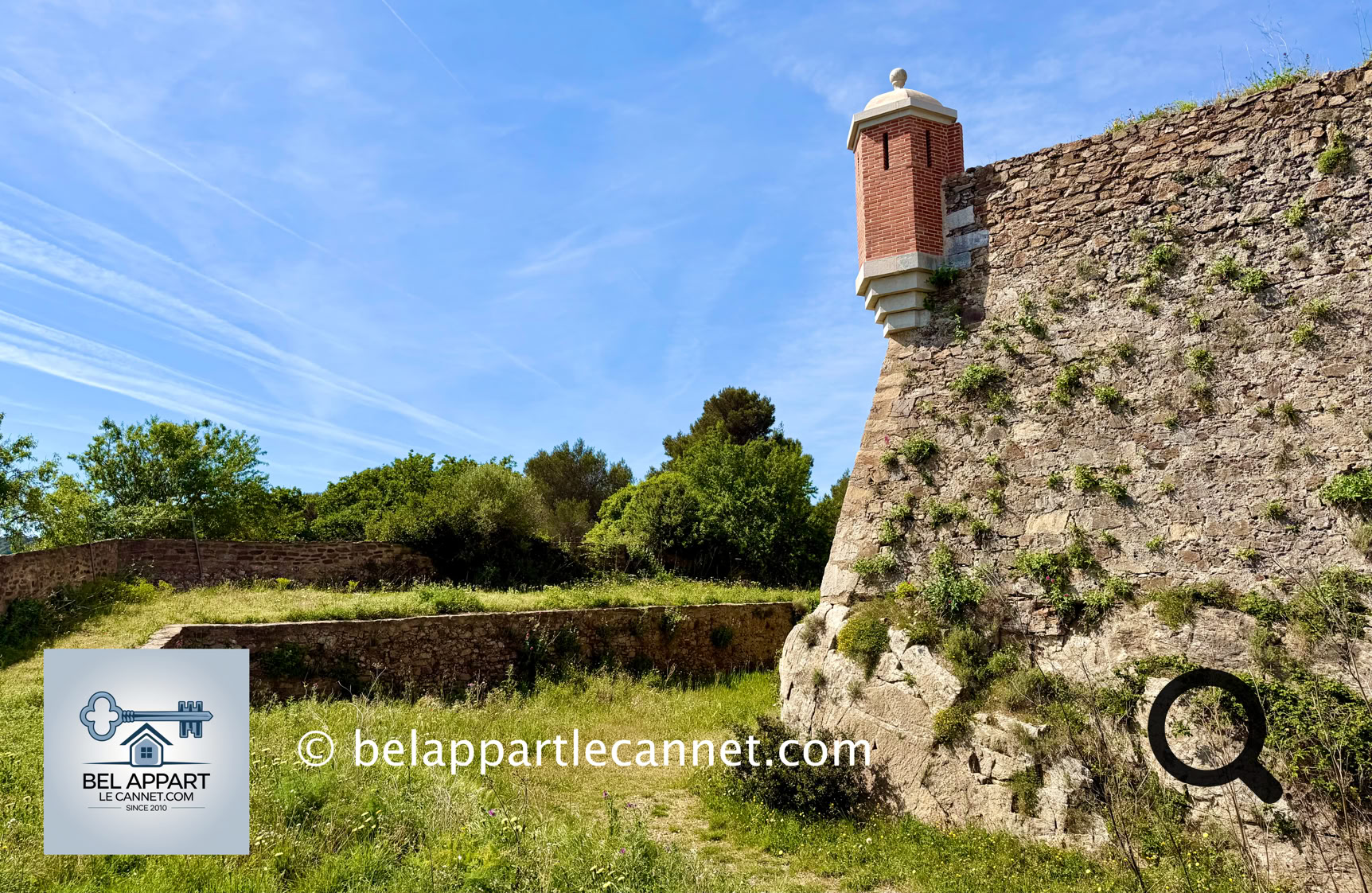 The Citadel of Saint-Tropez: The Citadel majestically overlooks the village and offers a spectacular panoramic view of the gulf. Built in the 17th century to protect Saint-Tropez from maritime invasions, it is a remarkable example of Renaissance military architecture. Today, it houses the Maritime History Museum, which tells the rich nautical past of the people of Saint-Tropez through captivating exhibitions.