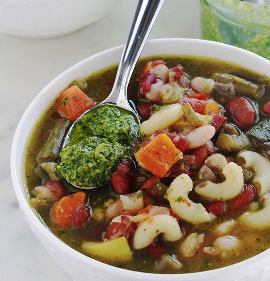 C’est une soupe d’été, à la fois rustique, parfumée et nourrissante, où les légumes de saison rencontrent l’arôme incomparable du pistou, ce cousin provençal du pesto italien. C’est une soupe de légumes enrichie de pâtes et liée, juste avant de servir, avec une généreuse cuillerée de pistou, une sauce à base de basilic, ail et huile d’olive.