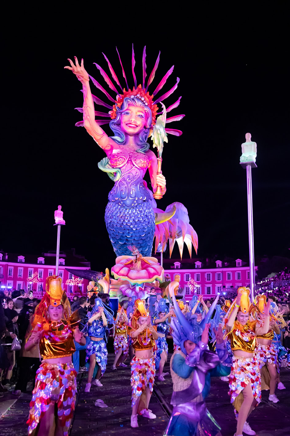 The Nice Carnival is one of the most famous and oldest carnivals in the world, dating back to the 13th century. It takes place every year in February, attracting hundreds of thousands of visitors. Each edition revolves around a different theme, often inspired by current events or popular culture. The “Carnival King” is a central figure: a massive float representing him opens and closes the festivities.