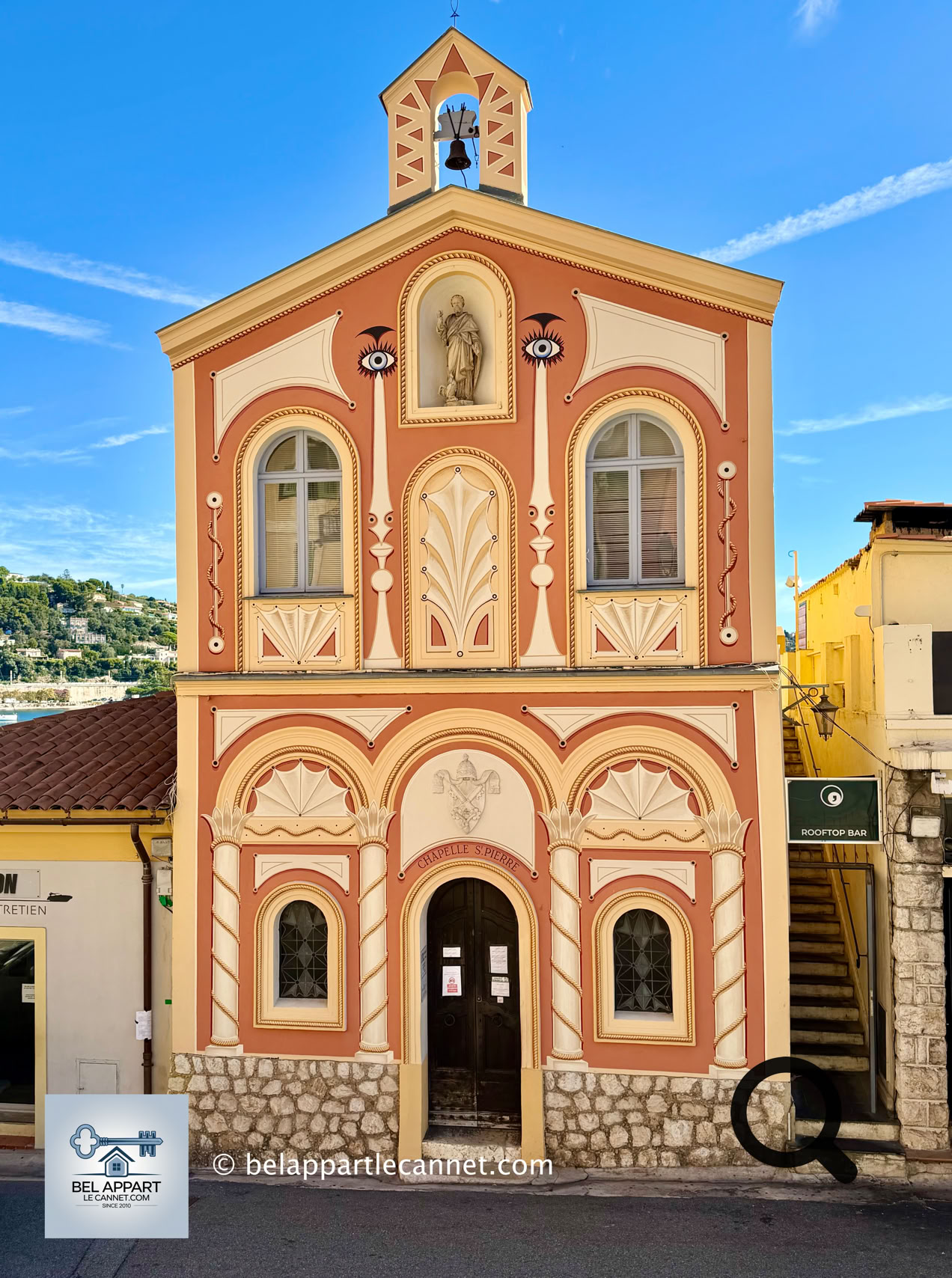En descendant vers le port, vous découvrirez la petite Chapelle Saint-Pierre de Villefranche-sur-Mer, également  appelée chapelle des Pêcheurs. À première vue, cette modeste chapelle située directement sur le quai pourrait presque passer inaperçue. Pourtant, elle renferme un véritable trésor artistique.