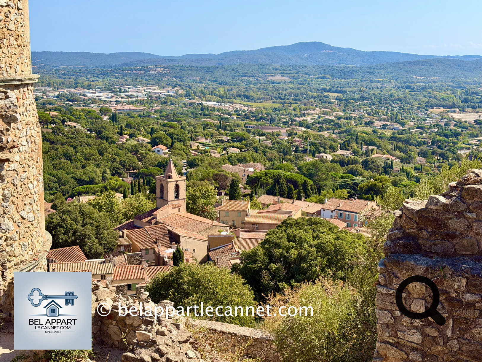 La vue panoramique une fois au château est grandiose, vous dominerez aussi bien le village que le golfe ainsi que les collines environnantes.