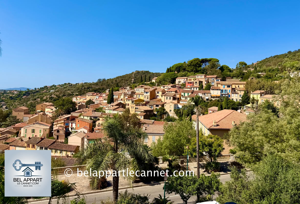 Nestled on the lower slopes of the Massif des Maures, Bormes-les-Mimosas is one of the most charming villages in the Var.  Its old village is perched at an altitude of around 150 metres, overlooking the plain, La Favière and the Mediterranean, with the Îles d’Or visible offshore.