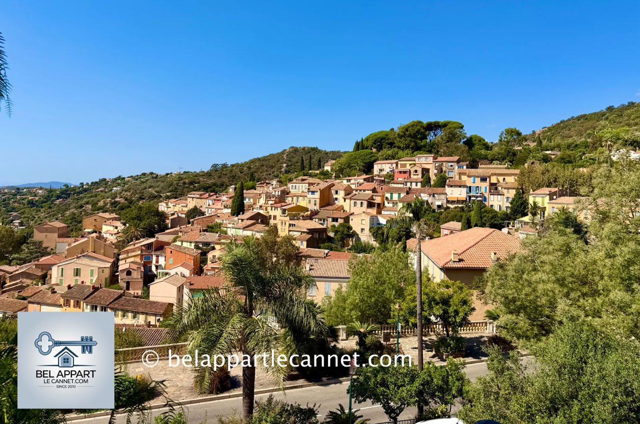Accroché aux premières pentes du massif des Maures, Bormes-les-Mimosas est l'un des villages les plus séduisants du Var.  Son vieux village est perché à environ 150 mètres d'altitude, avec en contrebas la plaine, La Favière et la Méditerranée, tandis que les îles d'Or se dessinent au large.