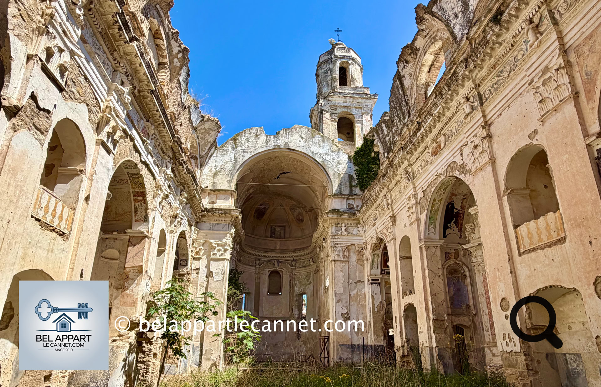 L'un des lieux les plus impressionnants reste l'ancienne église du village, partiellement détruite par le séisme, dont les ruines donnent au site une ambiance très particulière.