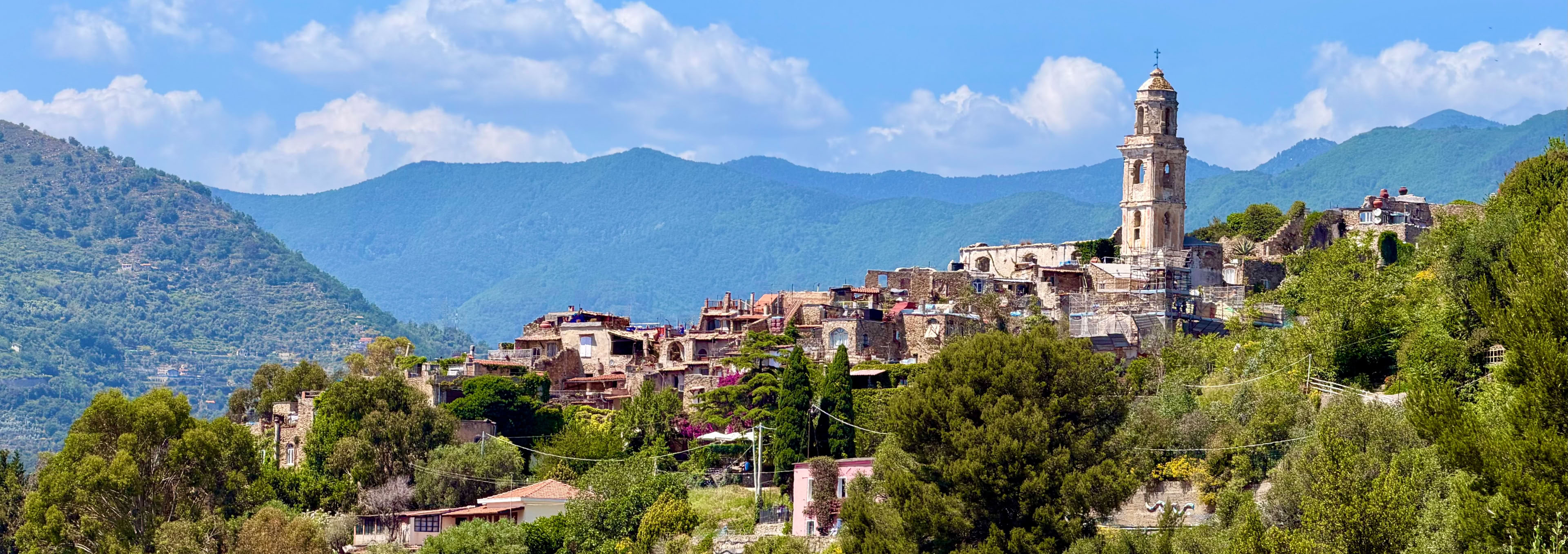 Bussana Vecchia est sans doute l'un des lieux les plus étonnants de la Riviera italienne. Ce village médiéval fut presque entièrement abandonné après un violent tremblement de terre en 1887.