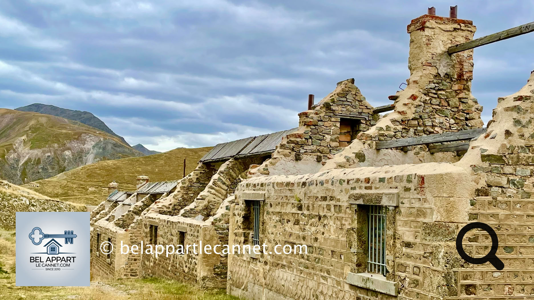 Perché à environ 2 280 mètres d’altitude sur la route du col de la Bonette, ce vaste camp militaire abandonné semble aujourd'hui figé hors du temps au milieu des paysages grandioses du Mercantour.
