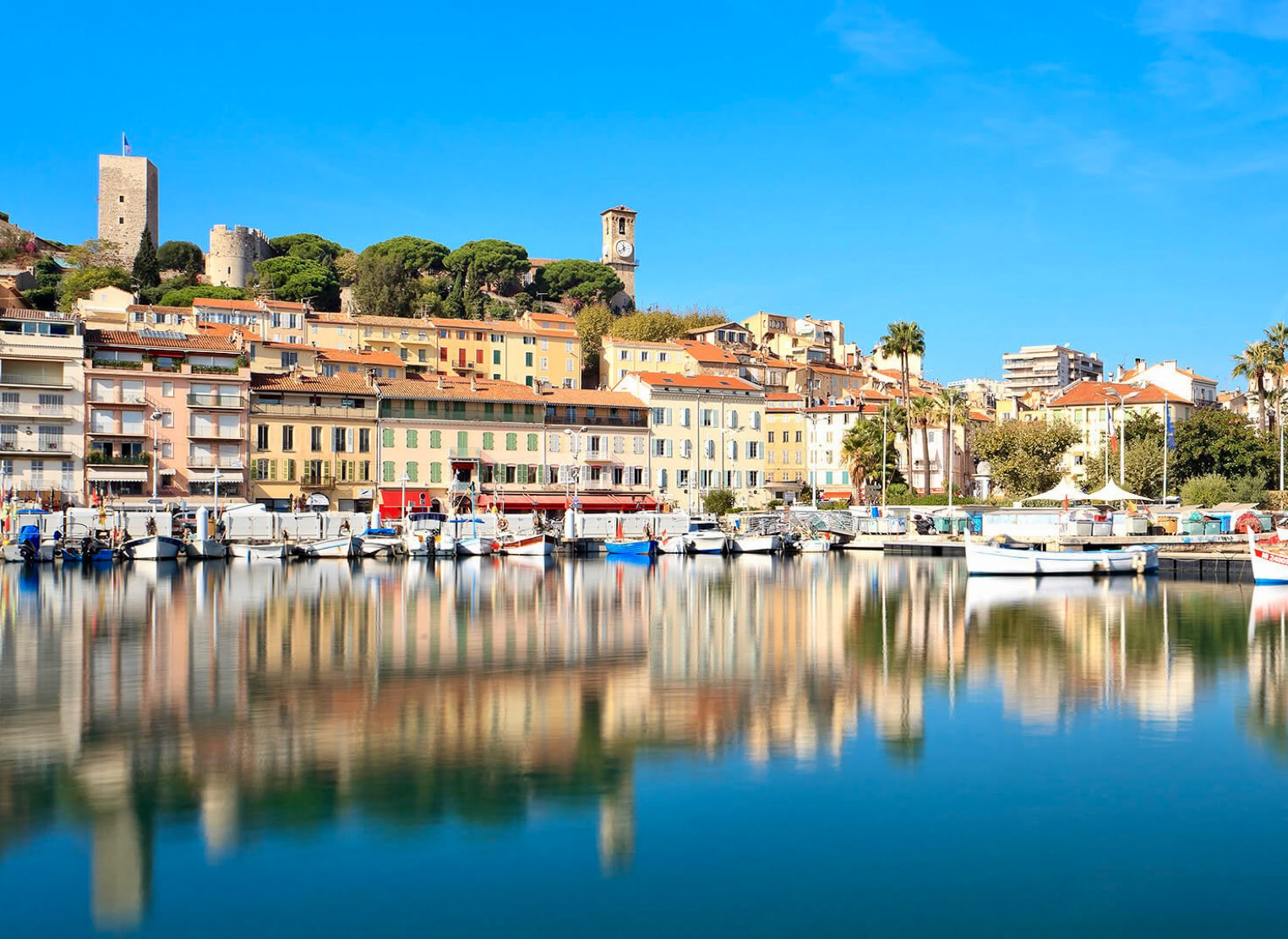 Le charme de Cannes réside aussi dans ses quartiers historiques. Le Suquet, cœur médiéval de la ville, vous invite à flâner dans ses ruelles pavées. En gravissant la colline, vous découvrirez l’église Notre-Dame-d’Espérance et profiterez d’un panorama exceptionnel sur le port, les îles de Lérins et la baie. Ces îles, véritables havres de paix, offrent des plages immaculées et des balades entre nature et histoire, notamment autour du mystérieux Fort Royal.