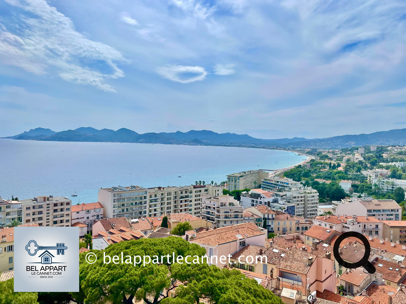 N'hésitez pas à grimper tout en haute de la tour carrée d'où la vue sur Cannes et ses alentours est tout simplement spectaculaire ; le port, les îles de Lérins, la baie et l'Estérel. Une impression de surplomber la ville entière, entre mer scintillante, toits ocres et collines lointaines.
