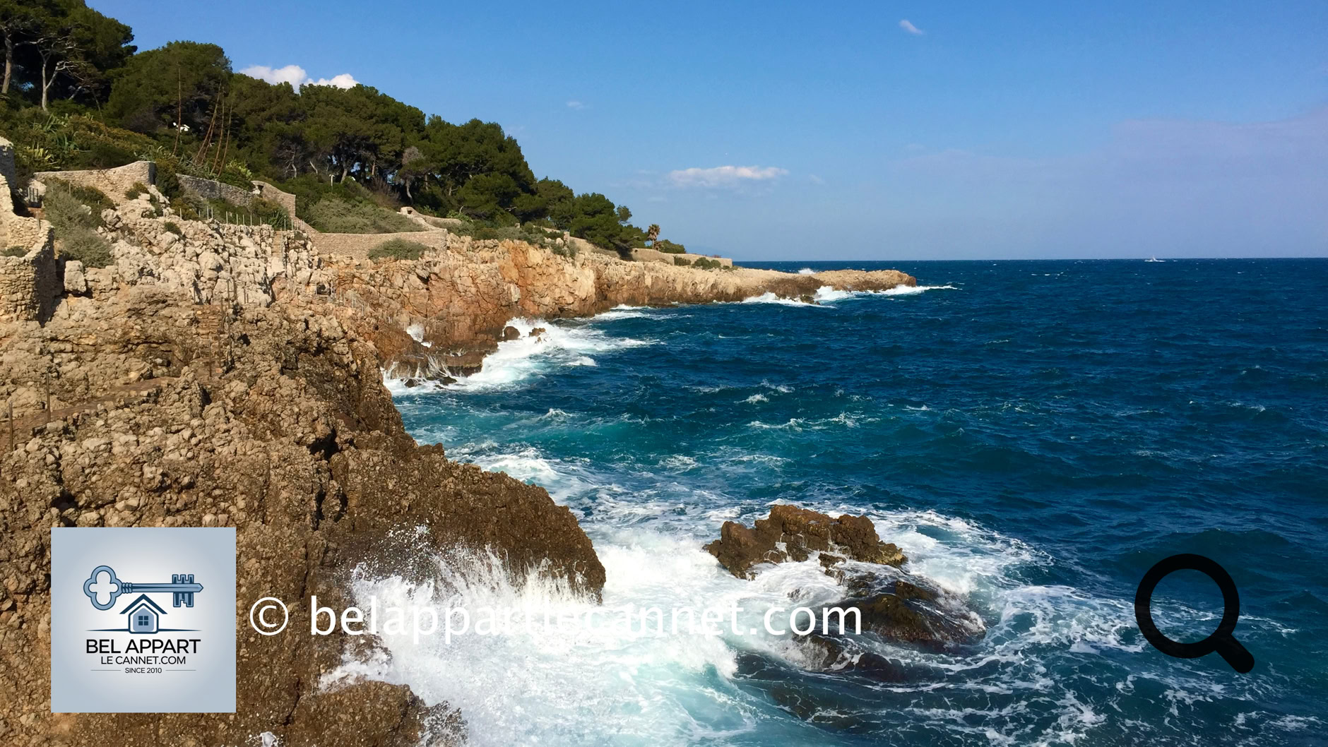 The coastal trail of Cap d’Antibes, also known as the Chemin des Douaniers, is a must-see for nature enthusiasts and lovers of breathtaking landscapes. This approximately 5-kilometer-long hiking path follows the cliffs and wild coves of Cap d’Antibes, offering stunning views of the Mediterranean Sea.