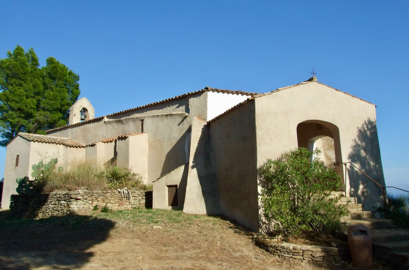 Depuis l'esplanade du château part le chemin des oratoires, intégré au GR90, qui monte jusqu'à la chapelle située à environ 324 mètres d'altitude.  Cela permet de quitter progressivement les ruelles pour rejoindre la végétation du massif des Maures et prendre encore davantage de hauteur sur le littoral.