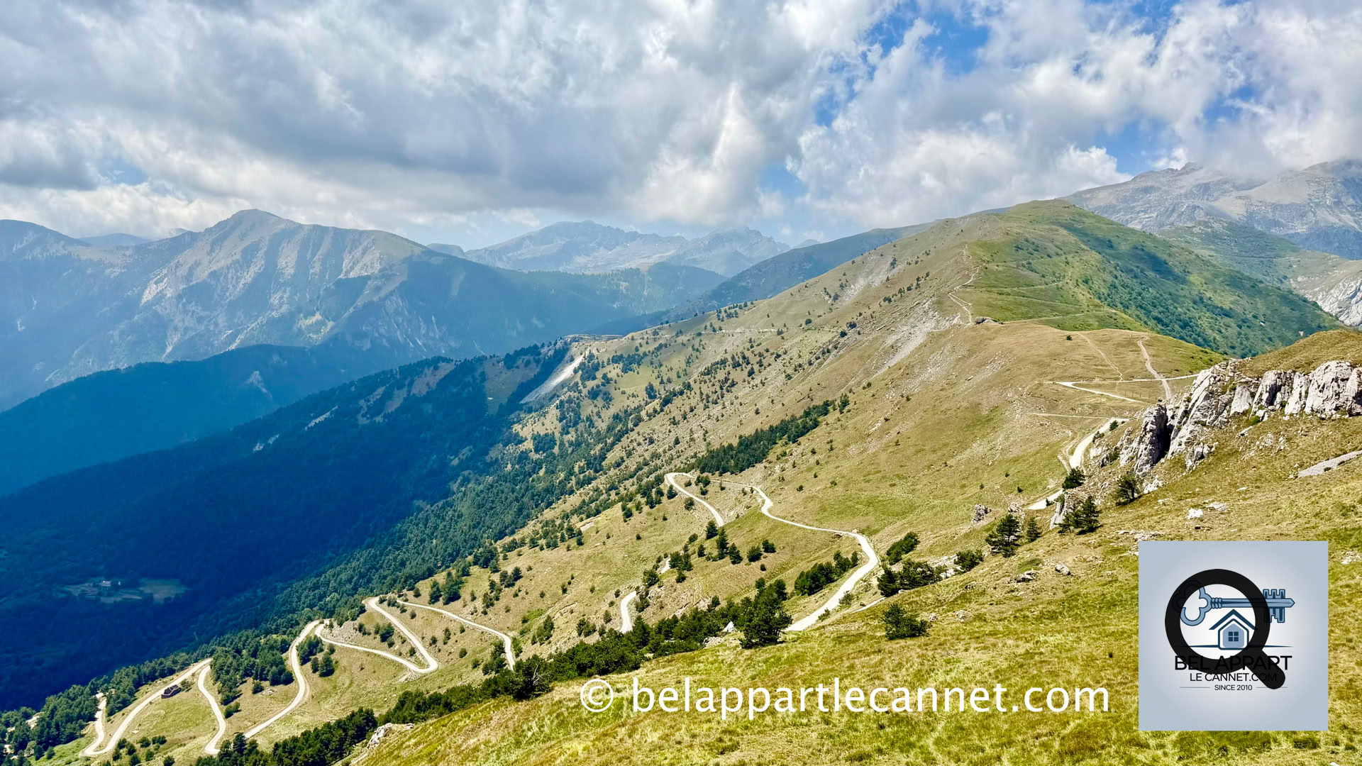 Situé à 1 871 mètres d'altitude, le col de Tende marque la frontière entre la France et l'Italie, reliant la vallée de la Roya au  Piémont italien. C'est un col chargé d'histoire, utilisé depuis l'Antiquité comme voie de passage stratégique entre les deux pays.