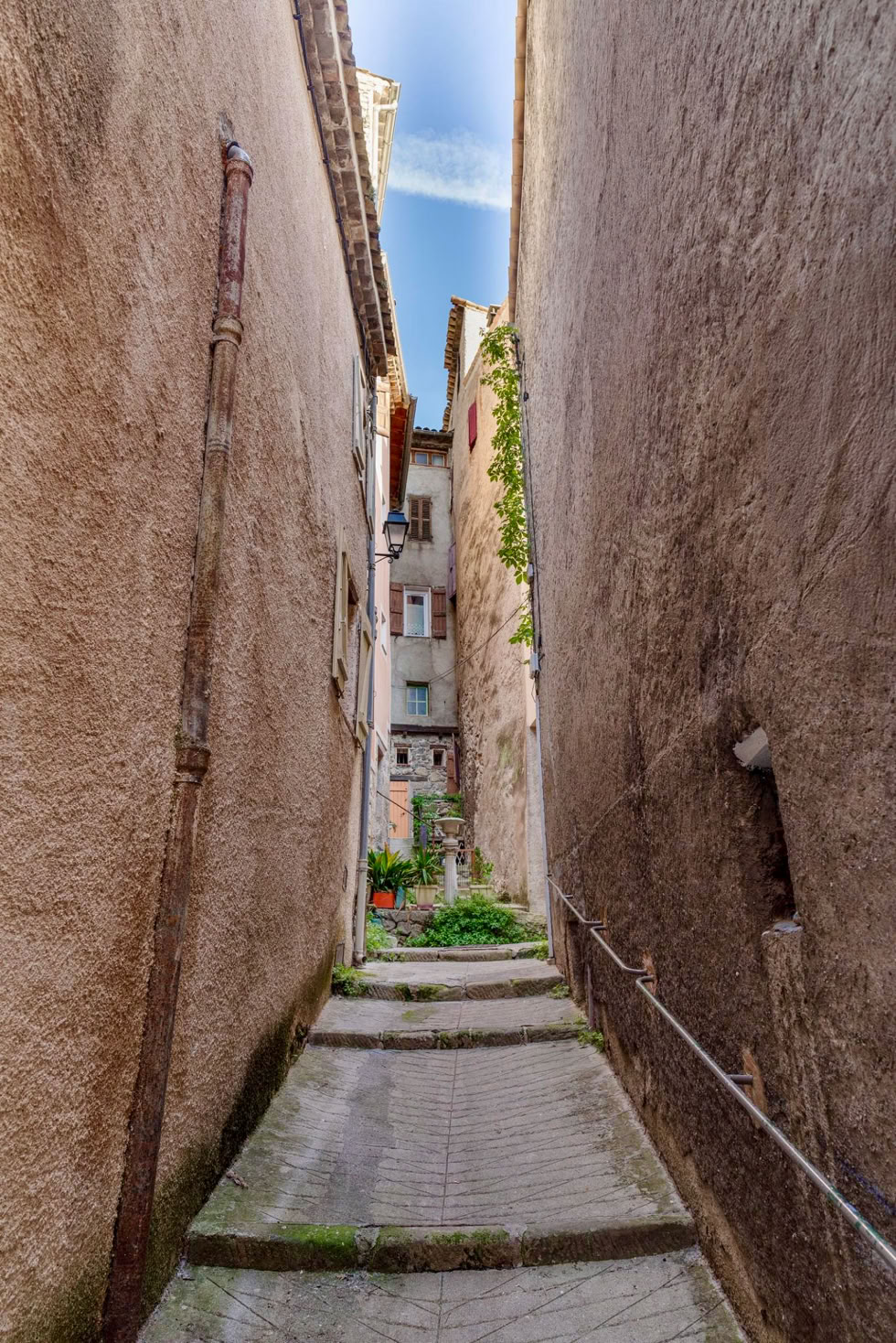 Once through the Royal Gate, the exploration of Entrevaux continues through a true labyrinth of medieval streets. Narrow and cobbled, they wind between tall historic houses built closely together within the protective walls of the town.