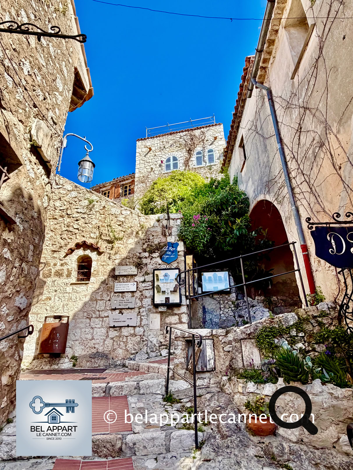 Le village d’Èze, perché sur les hauteurs de la Côte d’Azur entre Nice et Monaco, est un joyau médiéval qui offre un mélange parfait de charme historique, de panoramas spectaculaires et de sérénité. Situé à 429 mètres d’altitude, Èze séduit par ses ruelles pittoresques, son atmosphère intemporelle et ses vues imprenables sur la Méditerranée.