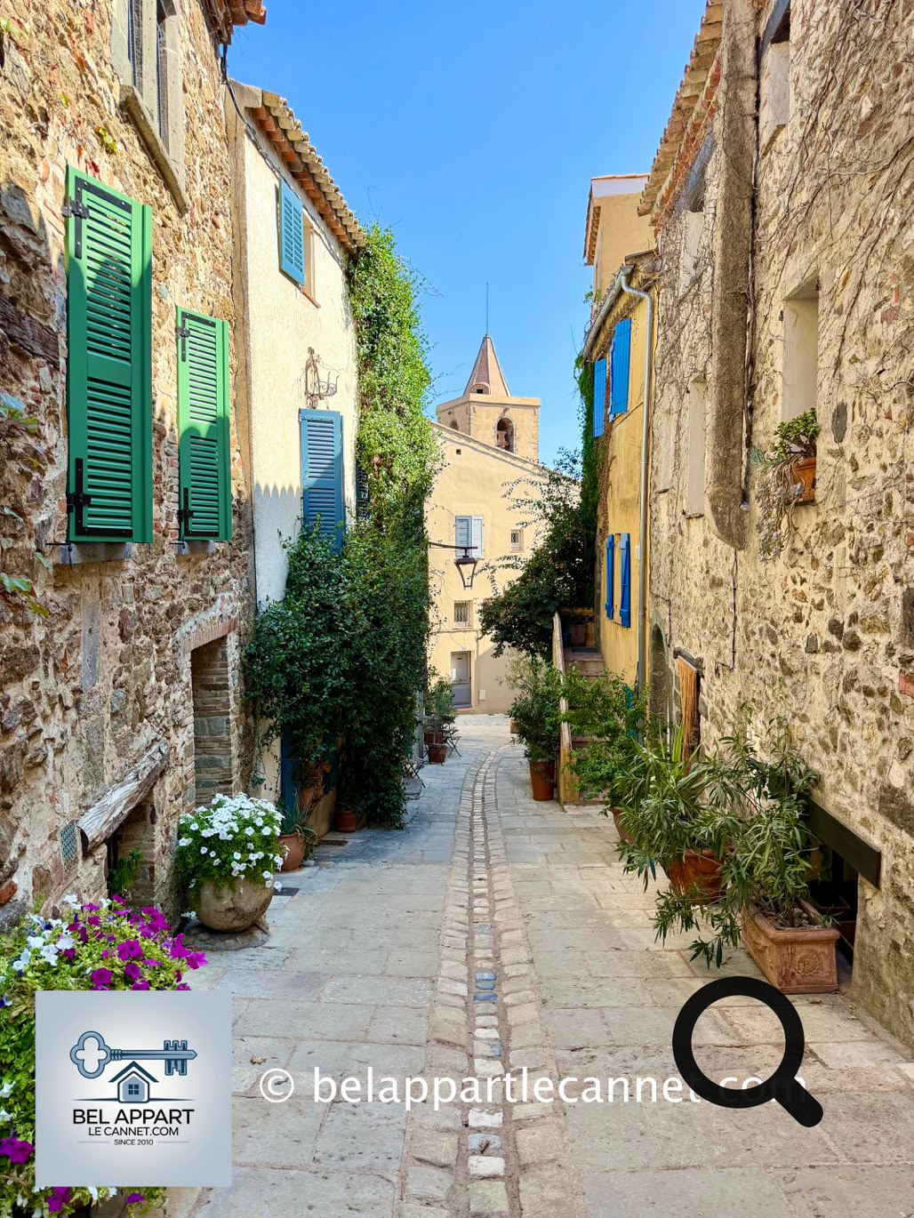 Le petit village de Grimaud est l'un des villages les plus intéressants du golfe de Saint-Tropez. C'est un village  médiéval construit sur les premières pentes du massif des Maures et dominé par les ruines de son château. À ne pas confondre avec Port Grimaud, la cité lacustre située quelques kilomètres plus bas. 