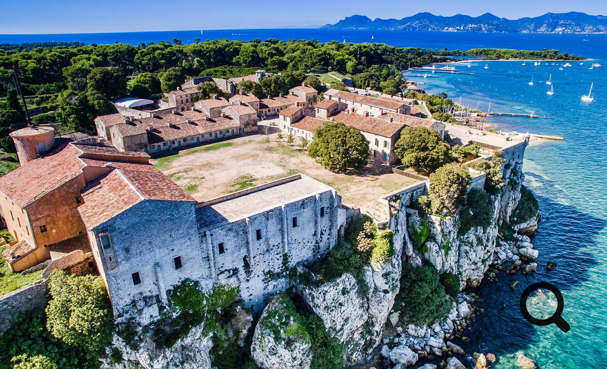Le Fort Royal, célèbre pour avoir abrité le mystérieux "Masque de Fer", est un incontournable. Ce site, aujourd’hui musée, raconte l’histoire captivante de ce prisonnier légendaire et des nombreuses époques de l’île.