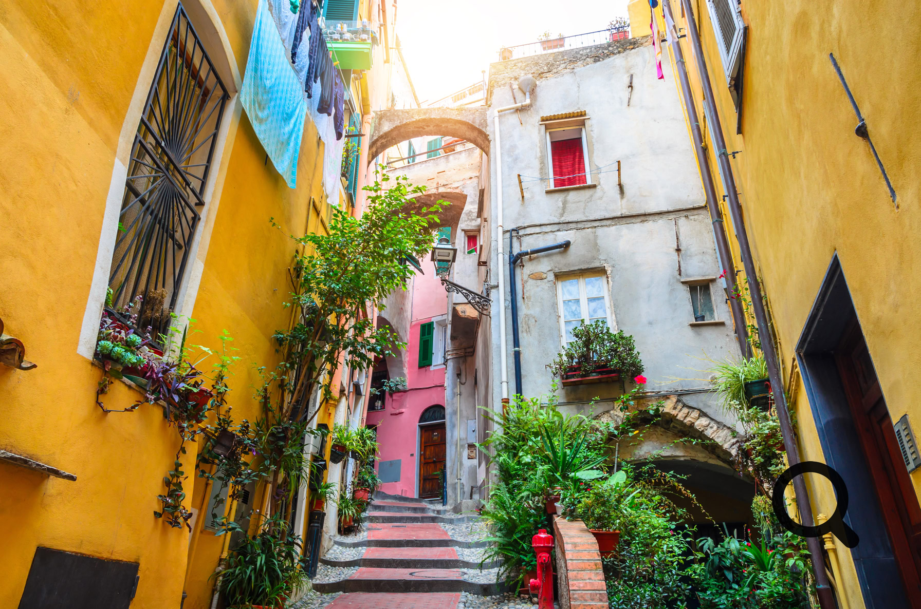 Sanremo possède aussi un visage plus authentique avec son vieux quartier médiéval appelé La Pigna. Ce labyrinthe de ruelles étroites, d'escaliers et de passages voûtés contraste totalement avec les avenues élégantes du front de mer.