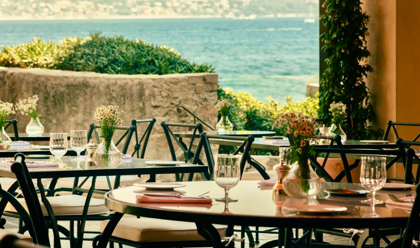 Located in the historic La Ponche district, facing the sea and the small beach of the same name, and housed in a Tropezian house full of history — once frequented by Brigitte Bardot, Romy Schneider, and Boris Vian — the place exudes authenticity and relaxed elegance. Under the direction of chef Thomas Danigo, the restaurant offers Mediterranean cuisine focused on seasonal vegetables, fresh fish of the day, meats, and local products.