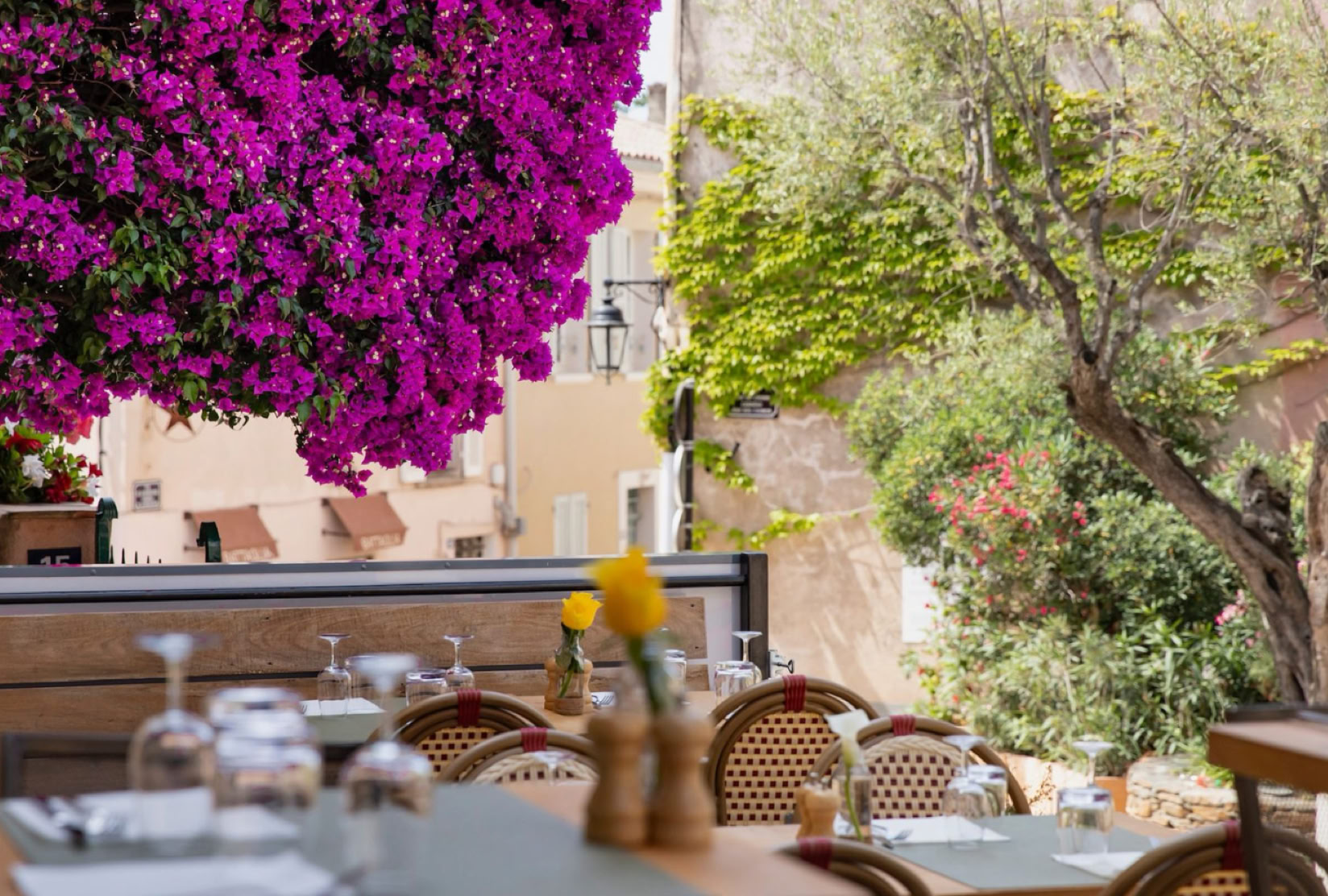 La Table de Léon est située dans une ruelle piétonne typique, qui dégage un esprit cosy et convivial, parfait pour un repas détendu en centre-ville.  C'est une adresse idéale pour un déjeuner ou dîner simple, généreux et savoureux, dans une atmosphère intimiste et sans prétention. Une option de qualité à prix doux, recherchée comme un trésor dans le Saint-Tropez touristique.