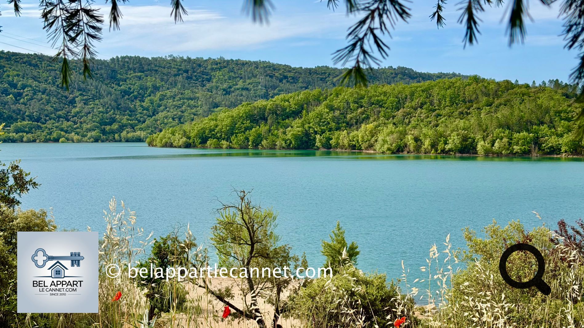 Les plus aventureux d’entre vous, pourront découvrir le sentier qui longe le lac, à la recherche d’un petit coin de baignade peu fréquenté aux airs de crique avec une eau cristalline et un paysage paradisiaque qui n’a rien à envier au littoral méditerranéen.