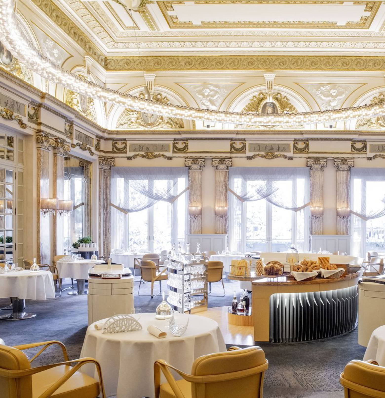 It’s impossible to speak of Le Louis XV without mentioning Alain Ducasse.  A visionary chef and global icon of gastronomy, he embodies Mediterranean excellence through an empire of over 30 establishments. In Monaco, his signature is brilliantly brought to life by Emmanuel Pilon, who elevates each ingredient with rare precision — a vibrant tribute to the Mediterranean.