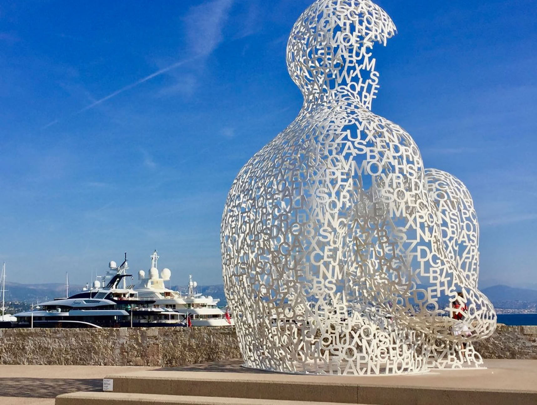 Port Vauban, one of the largest marinas in Europe, is a testament to the luxury and maritime tradition of the region. You won’t be able to miss 'Nomad,' the stunning giant white sculpture of a seated man facing the sea, created by the sculptor Jaume Plensa. 