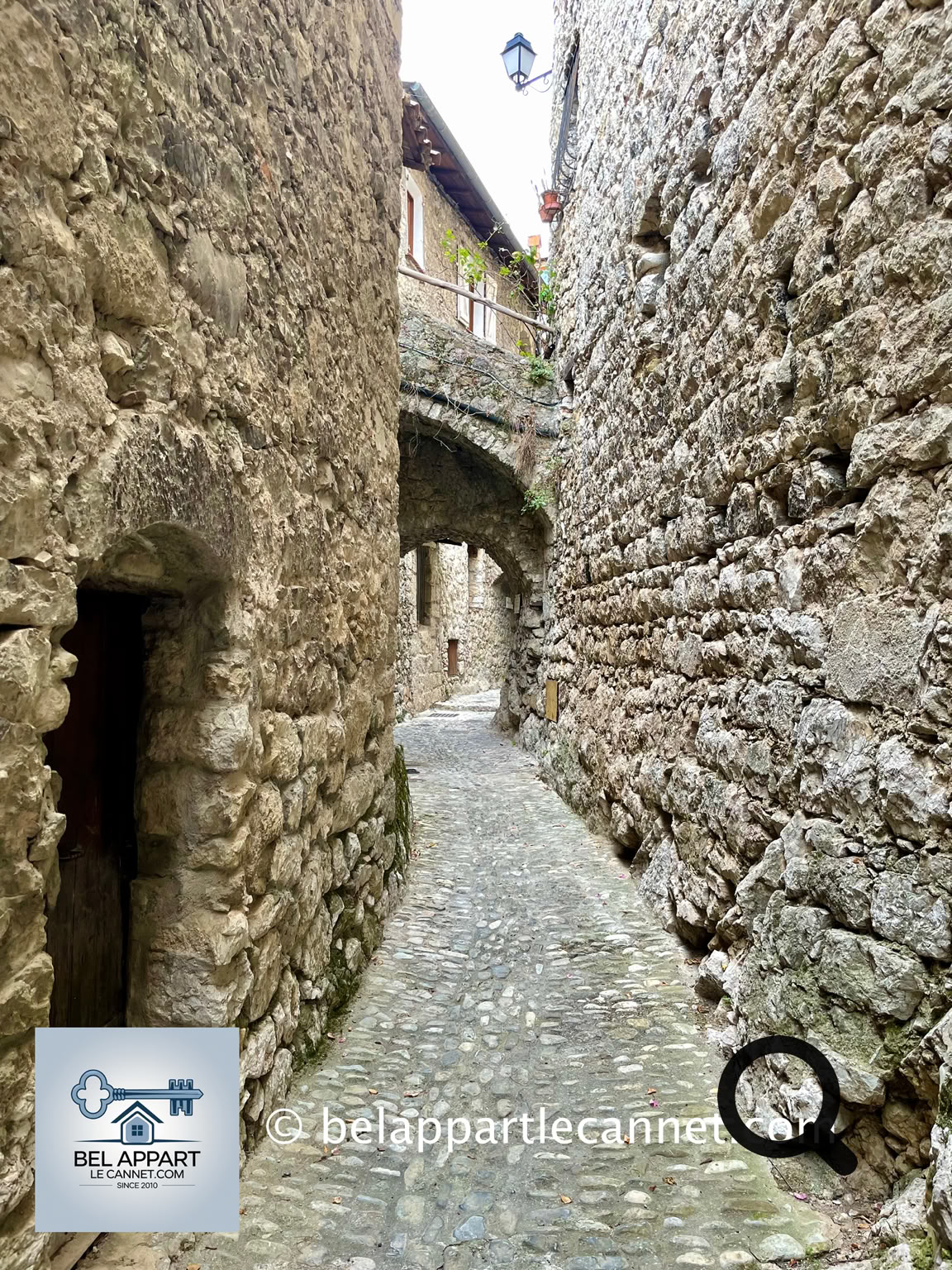 The heart of the village is a labyrinth of arched passageways, steep staircases, shaded little squares, and tightly packed stone houses clinging to the rock. Its architecture is typically medieval, with terracotta-tiled roofs and facades often adorned with climbing plants.