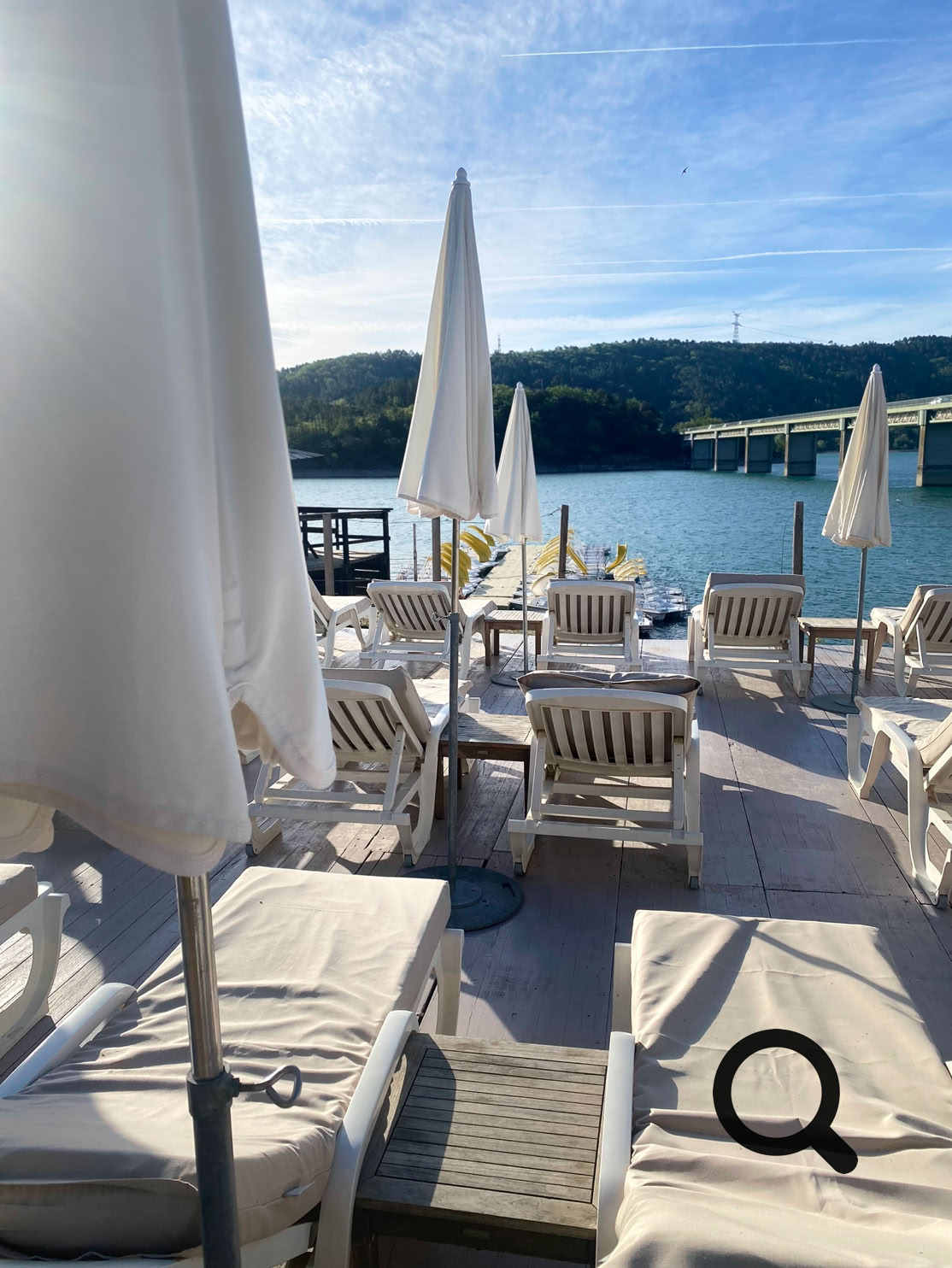 Vous pourrez aussi choisir de vous prélasser sur les transats de la plage Eco Beach 