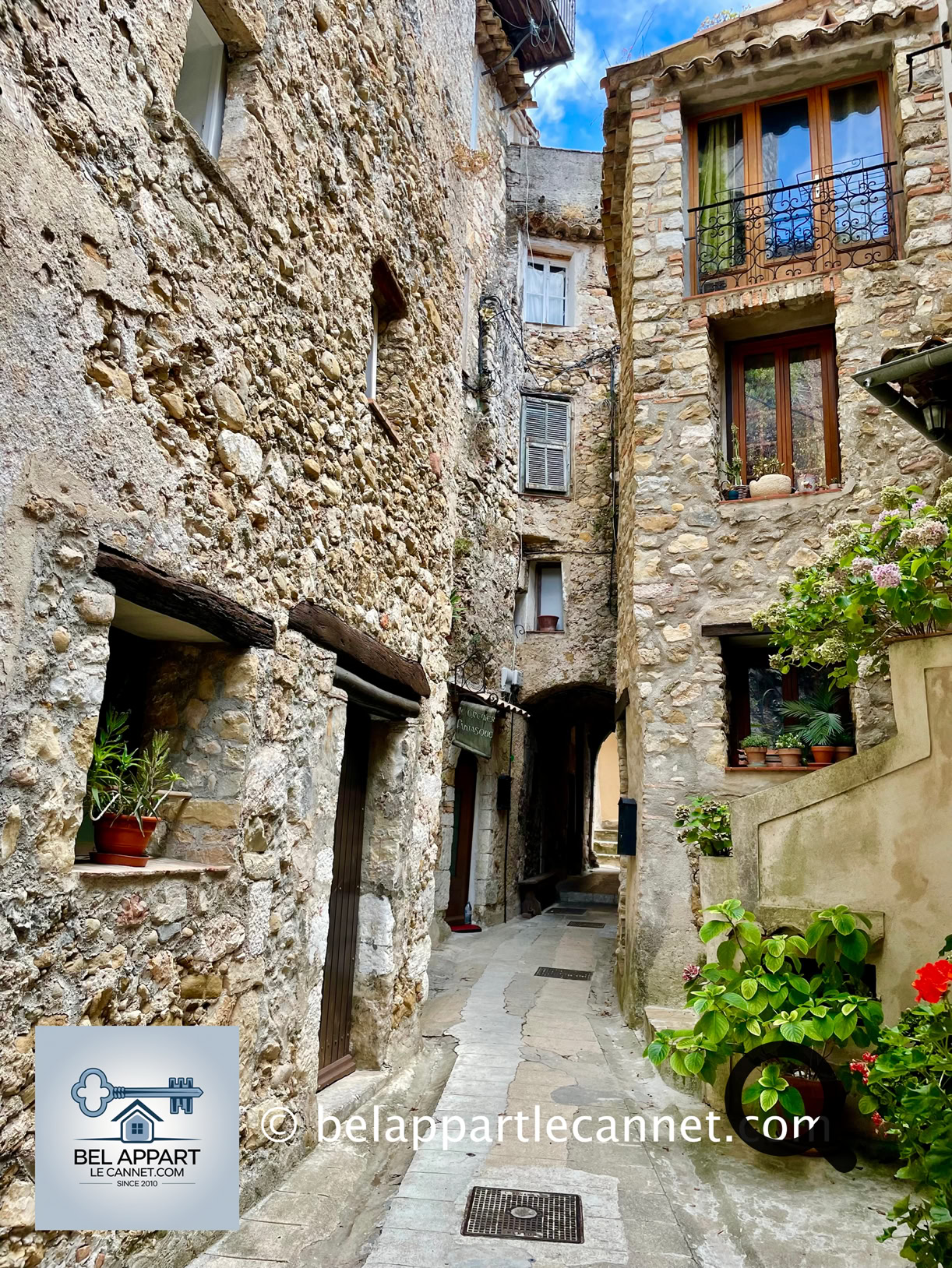 En vous promenant dans ses ruelles étroites et escarpées, vous plongerez dans une atmosphère hors du temps, entre passages voûtés, escaliers de pierre et maisons anciennes aux façades colorées. Chaque détour révèle un nouveau point de vue, souvent spectaculaire, sur la mer et la baie de Monaco. 