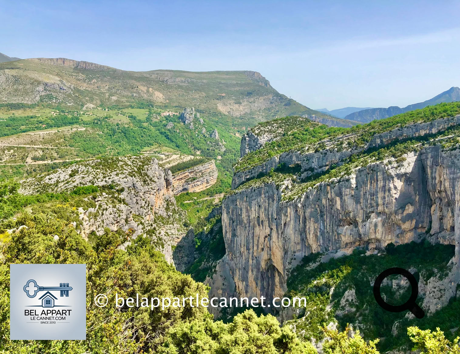 La Route des Crêtes est l’un des meilleurs moyens d’admirer les gorges depuis les hauteurs. Ce circuit panoramique de 23 kilomètres forme une boucle au départ de La Palud-sur-Verdon. Il serpente le long des crêtes, offrant des points de vue vertigineux sur les profondeurs du canyon. La route est ponctuée de 14 belvédères aménagés, comme celui de la Carelle, le Pas de la Baou, ou encore la Dent d’Aire. 