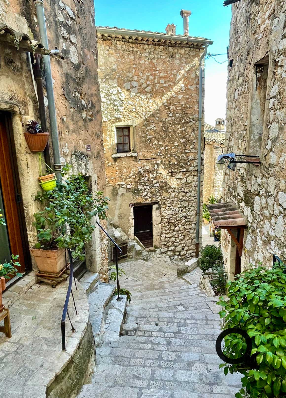 Perched on a rocky spur, Tourrettes-sur-Loup is a medieval village on the French Riviera that enchants visitors with its picturesque charm, rich heritage, and peaceful ambiance. Strolling through its cobbled streets reveals a maze of vaulted passages, shaded squares, and beautifully restored stone houses. Flowering balconies and small fountains add a romantic touch to this authentic setting.