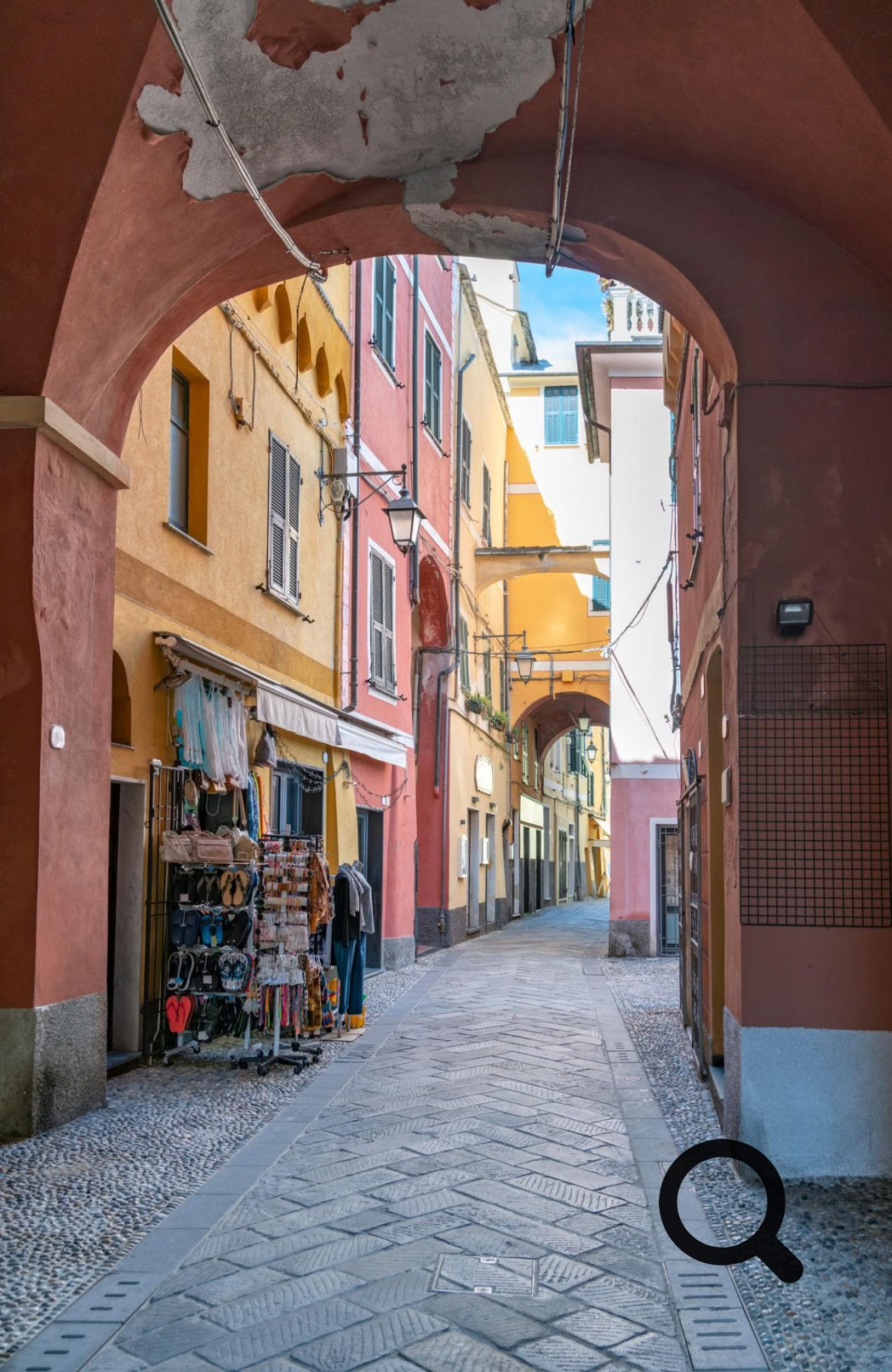 C'est la vieille rue commerçante d'Alassio. Parallèle au bord de mer, elle est particulièrement agréable pour flâner entre boutiques, glaciers artisanaux, cafés italiens, patisseries et petites enseignes élégantes. 