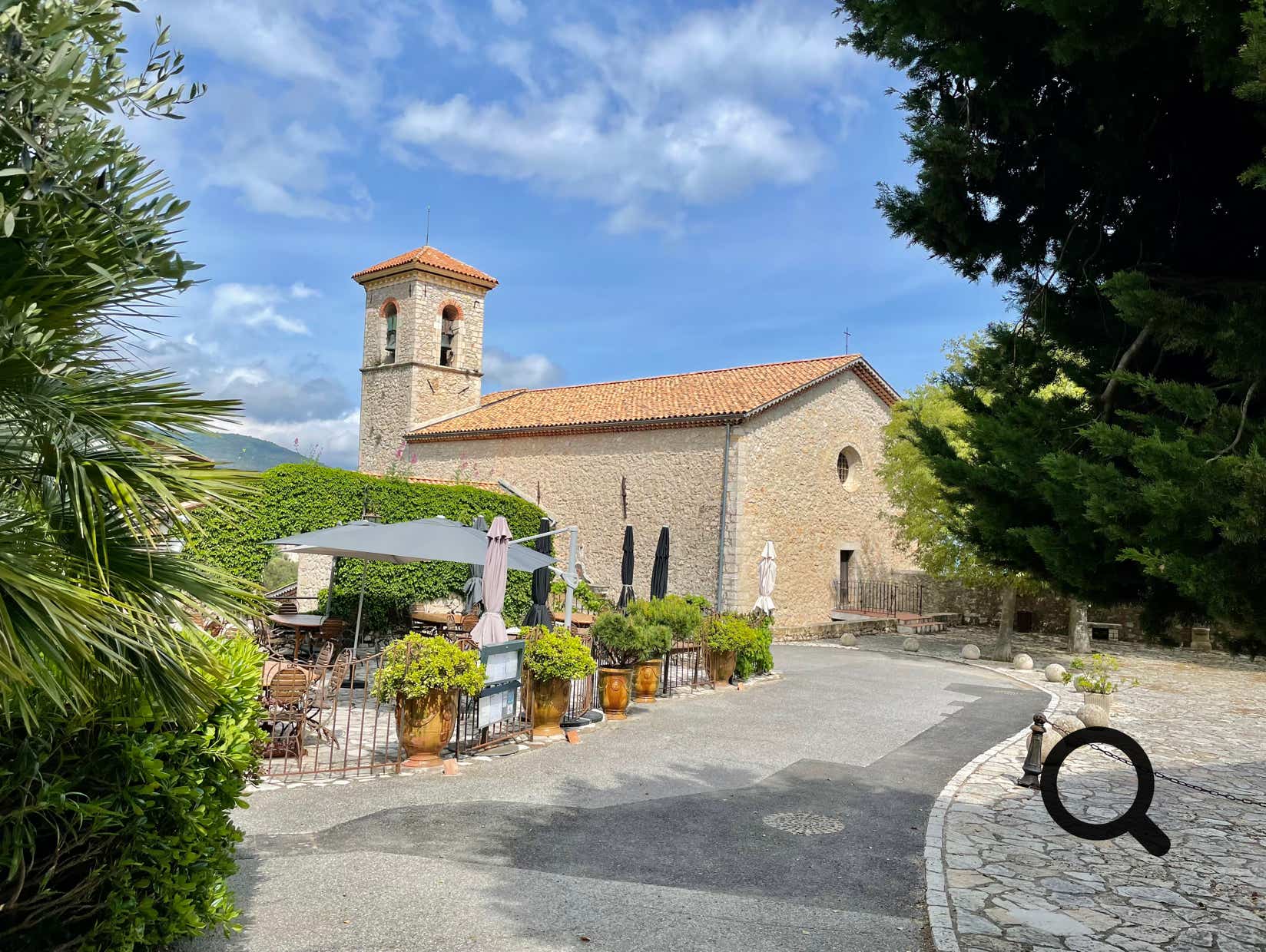 Perché à 550 mètres d’altitude, Cabris est un charmant village provençal situé dans les Alpes-Maritimes, à proximité de Grasse, la capitale mondiale du parfum. Entouré de collines boisées et offrant une vue panoramique exceptionnelle jusqu’à la mer, Cabris séduit immédiatement par son authenticité et son atmosphère paisible.