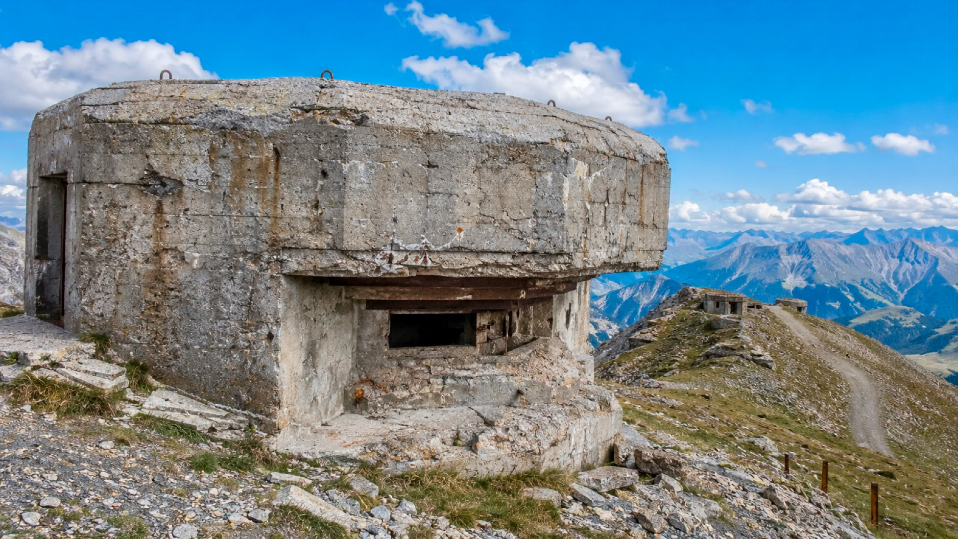 Comme presque tous les cols des Alpes du Sud, vous pourrez découvrir des vestiges militaires.  Perché à plus de 2 300 mètres d’altitude, ce col frontalier entre la France et l'Italie possède une longue histoire stratégique liée à la défense des Alpes. 