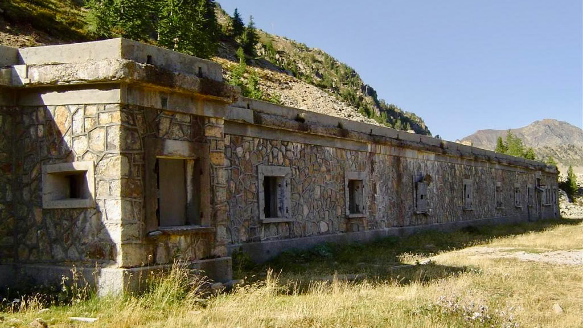 Comme presque tous les cols des Alpes du Sud, vous pourrez découvrir des vestiges militaires.  Perché à plus de 2 300 mètres d’altitude, ce col frontalier entre la France et l'Italie possède une longue histoire stratégique liée à la défense des Alpes. 