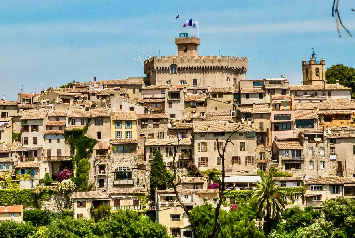Perché sur la colline du château dominant la ville de Cagnes-sur-Mer, le Haut-de-Cagnes est l'un des plus beaux villages médiévaux de la Côte d'Azur. Véritable village dans la ville, il constitue le cœur historique de Cagnes-sur-Mer. Classé site historique depuis 1948, il a conservé une atmosphère authentique et paisible, bien loin de l'agitation du littoral. 