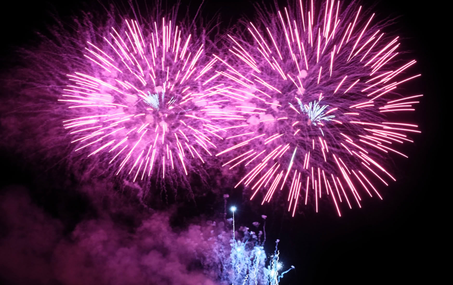 Chaque mois d’août durant 4 jours, Saint‑Paul‑de‑Vence vibre au rythme de sa Fête patronale de la Sainte‑Claire, une tradition où l’art de célébrer s’exprime entre ferveur, couleurs et étincelles.