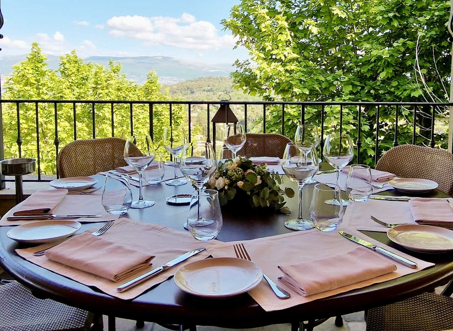 L’Amandier de Mougins occupe une place emblématique. Installé dans une bâtisse provençale pleine de caractère, ce restaurant fut longtemps associé au célèbre chef Roger Vergé, figure de la cuisine du soleil. Aujourd’hui, L’Amandier perpétue cette tradition culinaire en mettant à l’honneur les produits locaux dans une cuisine raffinée et généreuse. Sa terrasse panoramique est particulièrement appréciée aux beaux jours, pour un déjeuner ou un dîner avec vue.